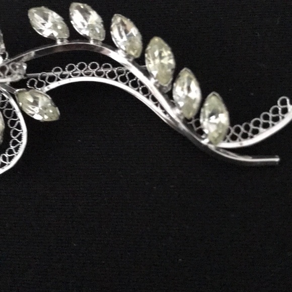 BROOCH WITH RHINESTONES IN FLOWER SHAPE - Picture 3 of 6